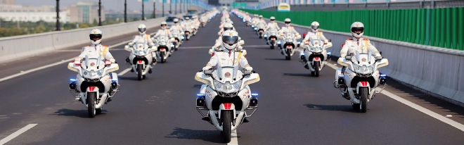 太抢镜了！ 国内外礼宾车的中国之光