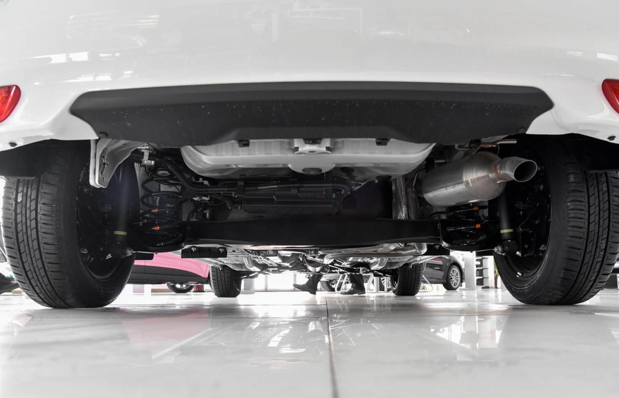 实用代步小车 小哥带你看丰田YARiS L 致炫