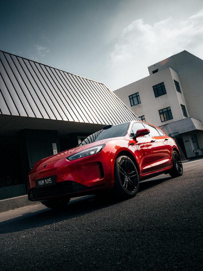 问界新M5 Ultra 跃影红 全新车色登场