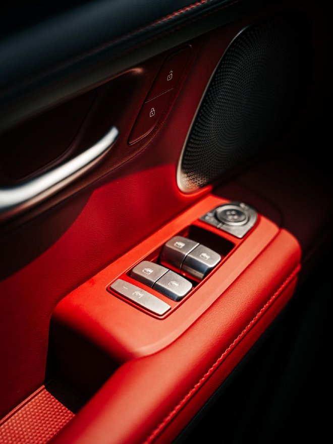 问界新M5 Ultra 跃影红 全新车色登场