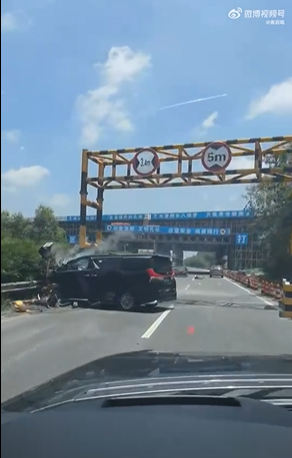 雷克萨斯LM高速路发生严重车祸 所有车门无法打开