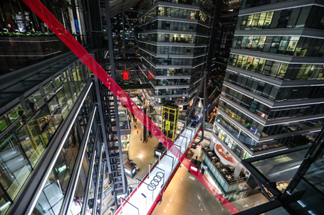 一汽-大众奥迪打造首个无边悬浮T台