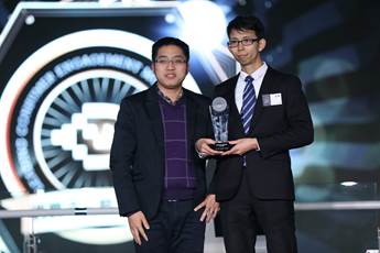 汽车头条副总裁、执行总编辑杨小林先生为获奖企业代表陈铁先生颁奖