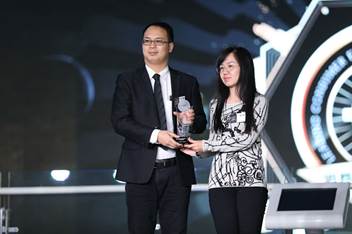 一点资讯汽车事业部总经理杜伟女士为广汽三菱企业代表葛振华先生颁奖
