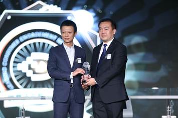 凤凰网汽车事业部总经理胡津南先生为获奖企业代表赵建国颁奖