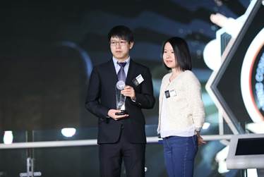 搜狐汽车副总编辑王慧芳女士为重庆长安铃木汽车有限公司代表殷雄先生颁奖