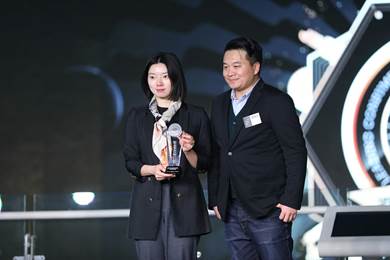 汽场副总裁钱得文先生为一汽丰田汽车销售有限公司代表李竹女士颁奖