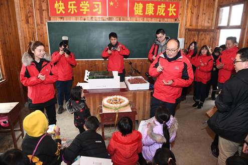 广汽三菱副总经理向毅为大托希望小学的小朋友们送上新年愿望礼物