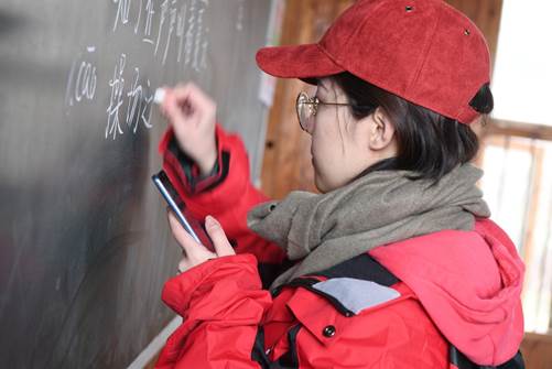 媒体志愿老师为孩子们讲课