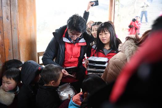 媒体志愿者为大托希望小学的孩子送上爱心午餐