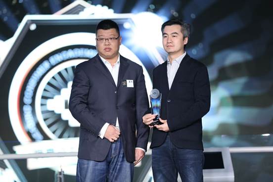 汽车商业评论副主编孟为先生为获奖企业代表李京津先生颁奖