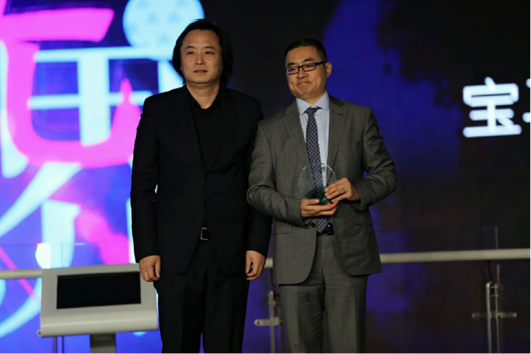 ▲著名文化批评家叶匡政为宝马中国及华晨宝马企业社会责任负责人杨新斌颁奖