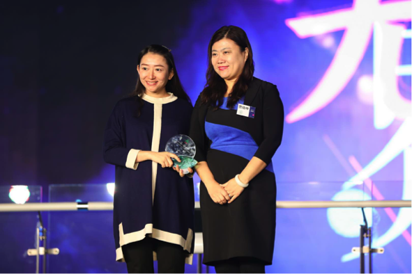 ▲推动力传媒董事长、汽车商业评论出品人贾晓坤为北京梅赛德斯-<a class=