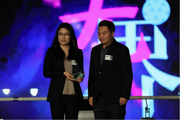 ▲汽场副总裁钱得文为丰田纺织（中国）有限公司涉外广报室室长杨丽丽颁奖