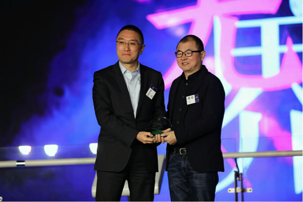 ▲汽车商业评论总编辑、汽场联合创始人贾可为博世（中国）投资有限公司副总裁蒋健颁奖
