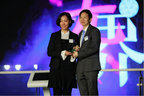 ▲清华大学公益慈善研究院副院长邓国胜为博世中国慈善中心项目经理高京悦颁奖