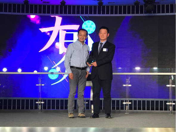 ▲本瓴才富CEO、公益活动雨亭行动发起人翟斌为东风本田新车型中心部长曹东杰颁奖