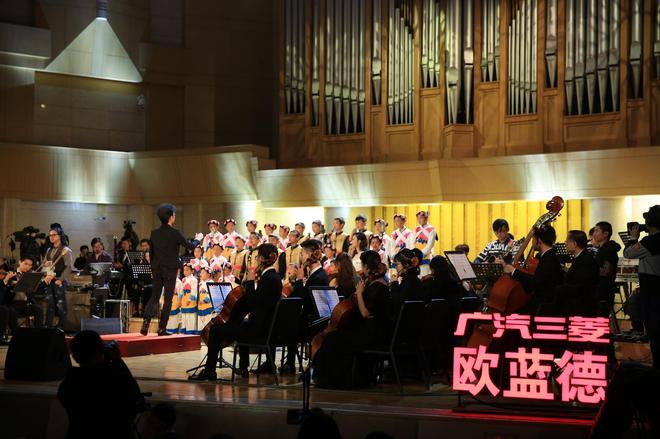 蔡国庆带领大白菜合唱团表演精彩合唱