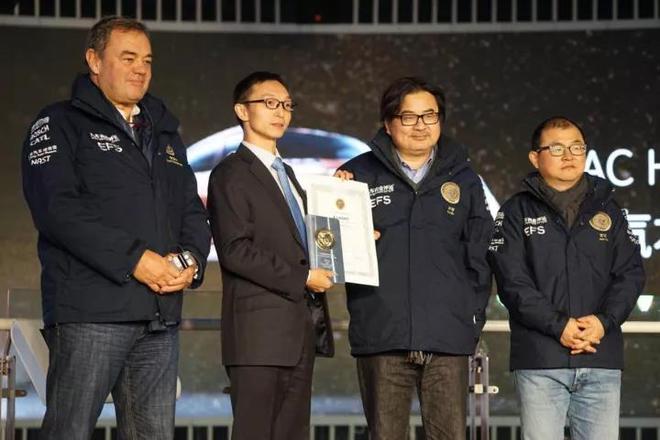 轩辕奖评审团成员、上海交通大学汽车工程研究院院长许敏，贾可及雷霆生为广汽本田技术部产品技术科科长刘小锐颁奖