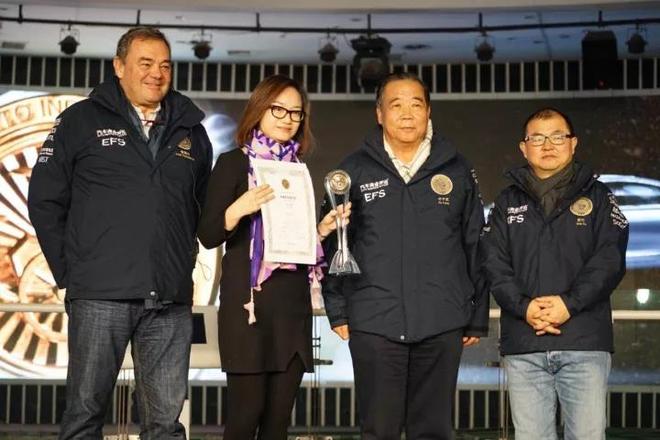 轩辕奖评审团成员、中国汽车工程学会理事长付于武，贾可及雷霆生为沃尔沃汽车集团亚太区企业传播副总裁赵琴颁奖