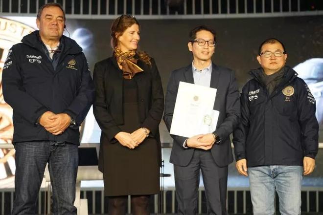 卡婷卡·冯·德·丽佩、贾可、雷霆生为WEY品牌商品企划副总裁萨缪尔·莊（ Samuel Chen ）颁奖