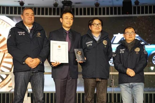 许敏、贾可、雷霆生为北汽新能源汽车公司党委书记、总经理郑刚颁奖