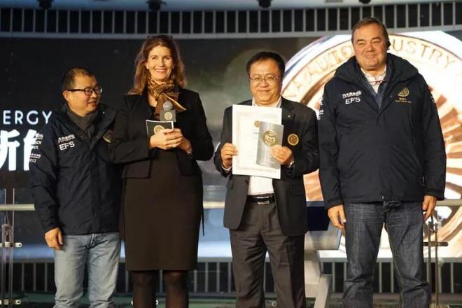 轩辕奖评审团成员、挪威Eker Design首席设计师卡婷卡·冯·德·丽佩，贾可及雷霆生为广汽新能源副总经理郑纯麒颁奖