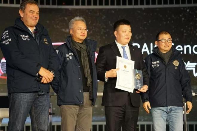 马钧、贾可、雷霆生为北汽股份有限公司副总裁，北京汽车销售有限公司党委书记、执行董事、总经理蔡建军颁奖