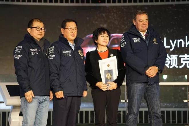 轩辕奖评审团成员、现代旗下电子控制公司Autron前任总监徐仁烈，贾可及雷霆生为浙江吉利控股集团有限公司副总裁魏志玲颁奖