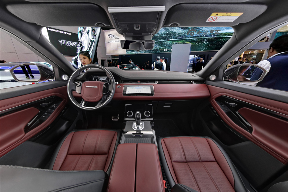 路虎揽胜极光全景内饰