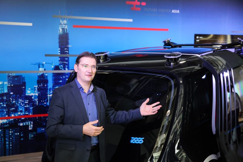 大众汽车集团首席数字官Johann Jungwirth先生介绍未来移动出行理念