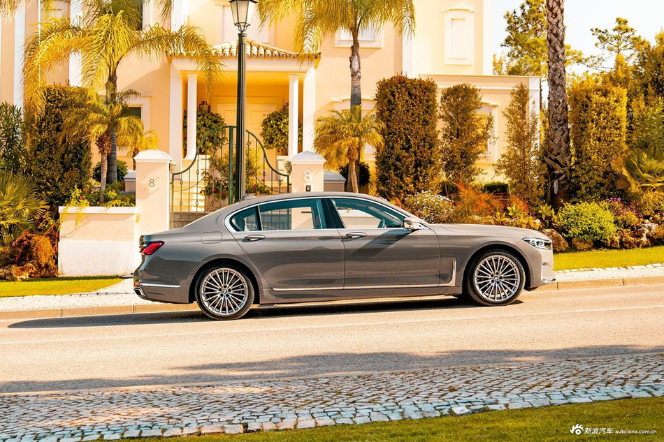 换装史上最大鼻孔 宝马7系插电混动版