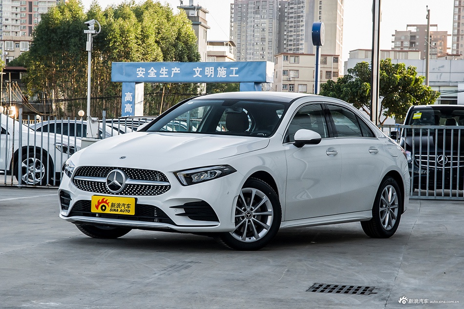 2020款奔驰A级1.3T自动200 L运动轿车