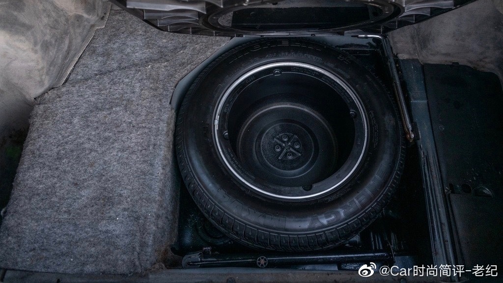 1996年奔驰S600双门轿车，该车目前的里程表显示157085英里