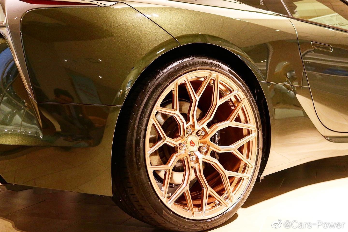 雷克萨斯LC500灵感限量版 黛青云母涂装搭配22寸Vossen轮毂