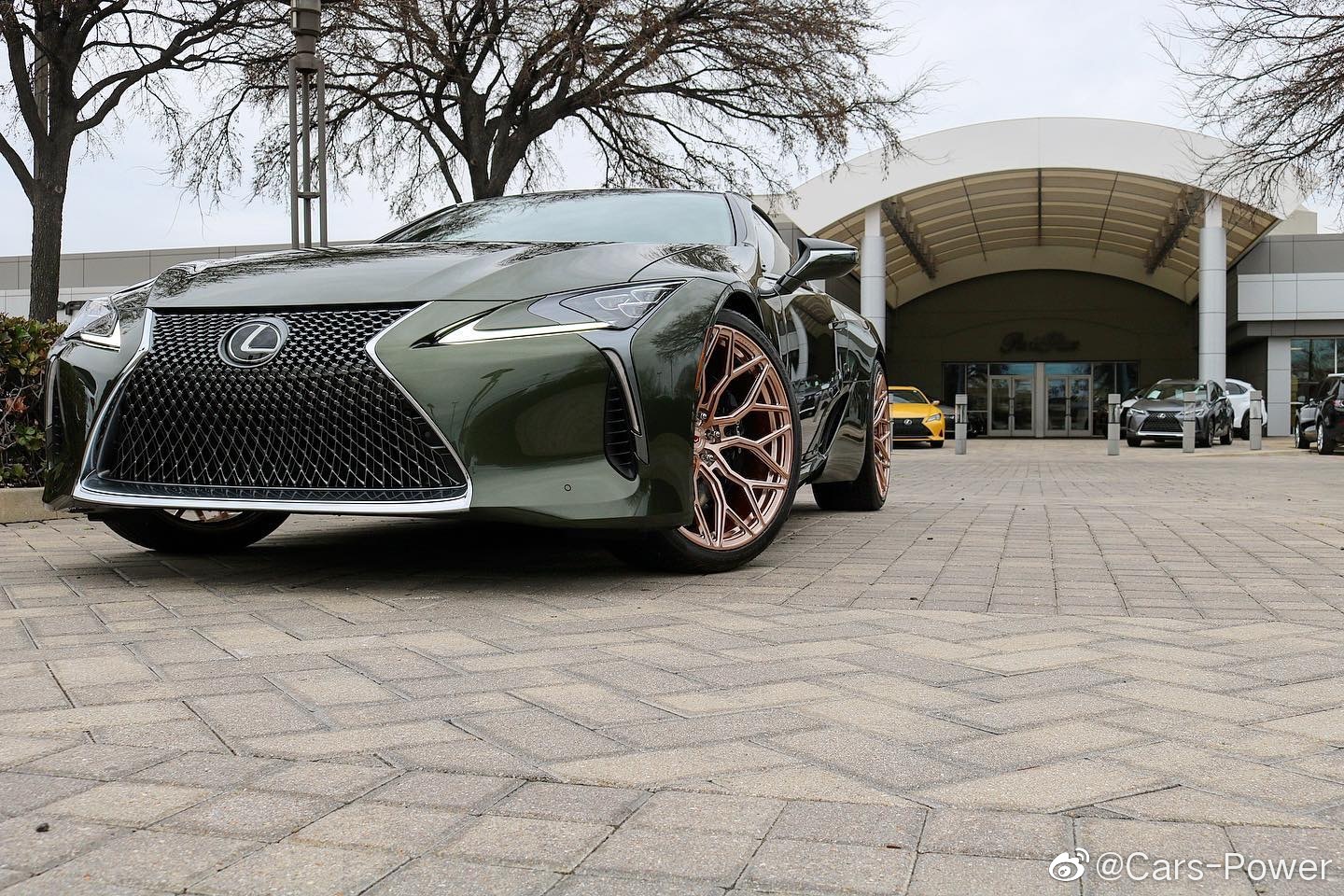 雷克萨斯LC500灵感限量版 黛青云母涂装搭配22寸Vossen轮毂