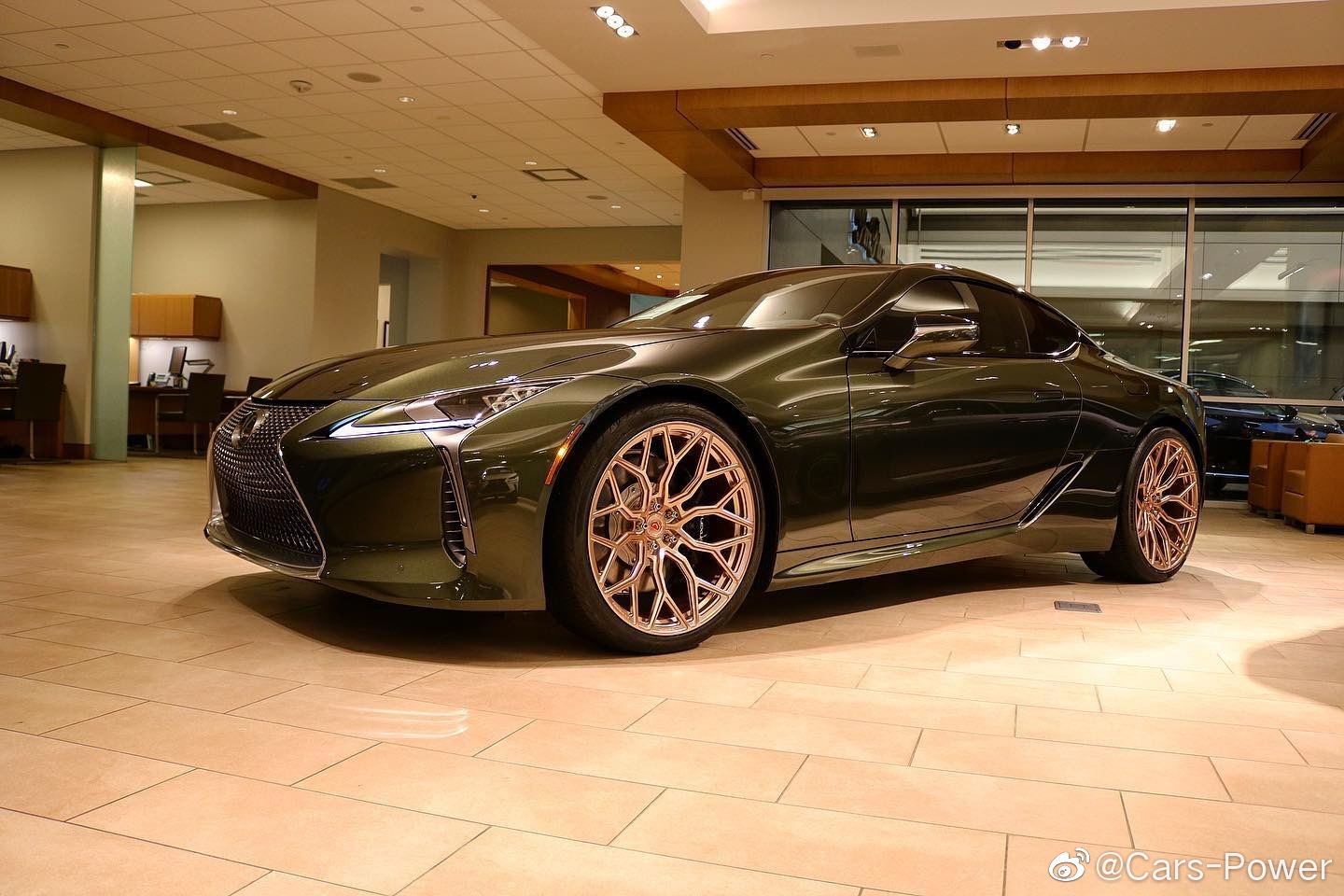 雷克萨斯LC500灵感限量版 黛青云母涂装搭配22寸Vossen轮毂