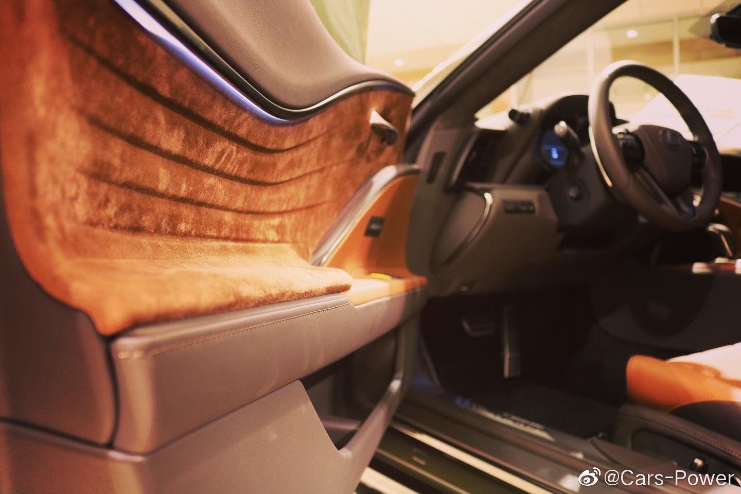 雷克萨斯LC500灵感限量版 黛青云母涂装搭配22寸Vossen轮毂