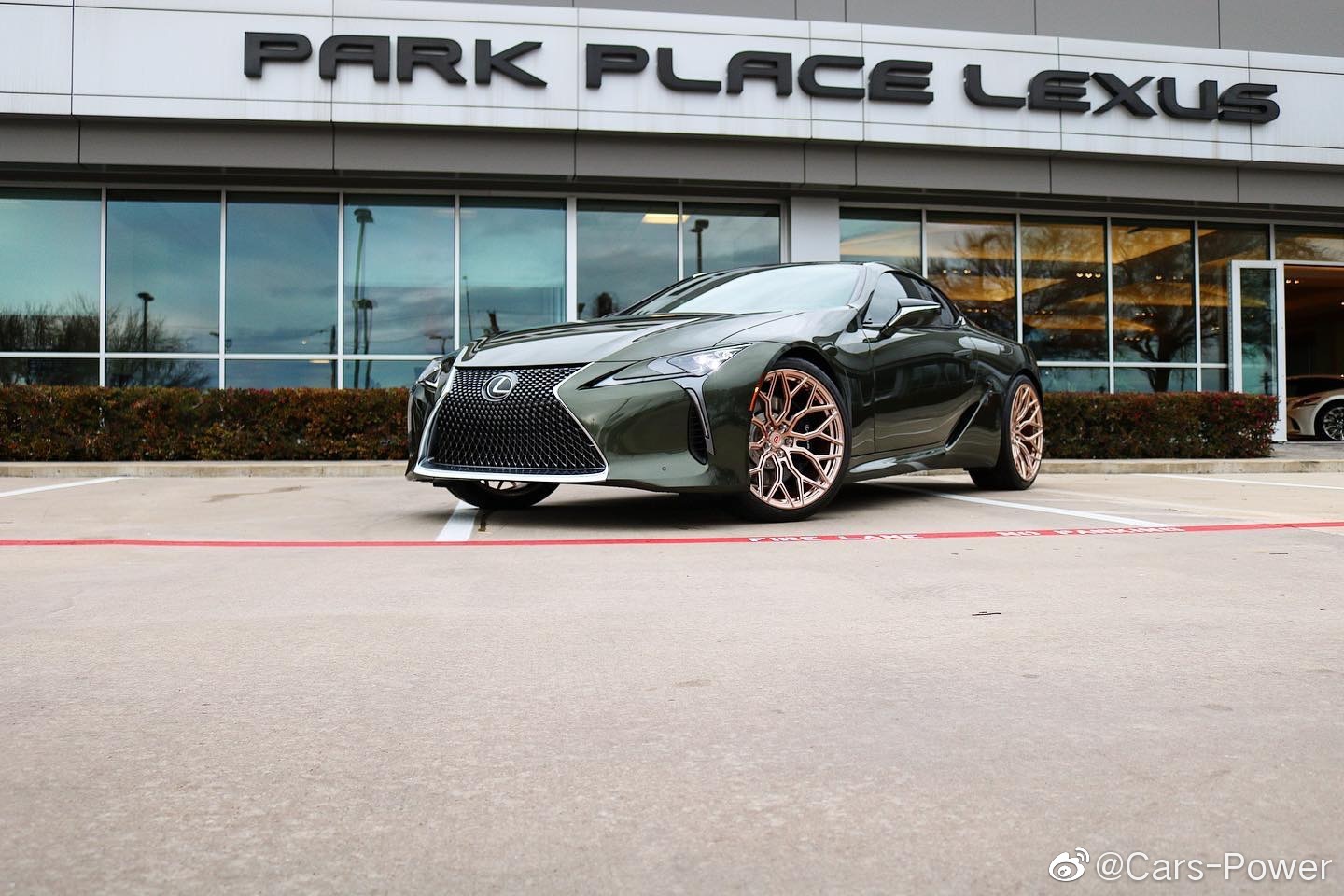 雷克萨斯LC500灵感限量版 黛青云母涂装搭配22寸Vossen轮毂