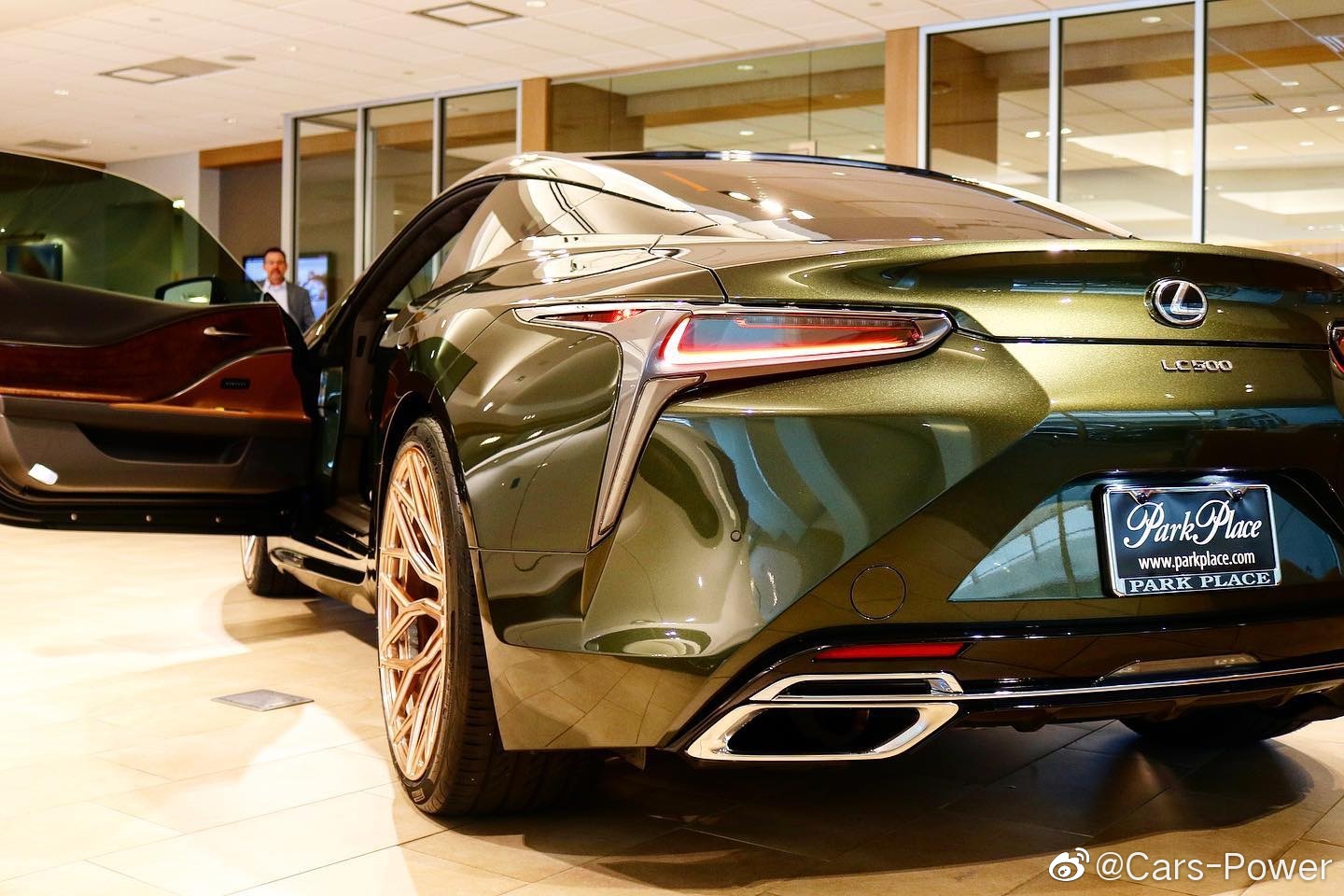 雷克萨斯LC500灵感限量版 黛青云母涂装搭配22寸Vossen轮毂