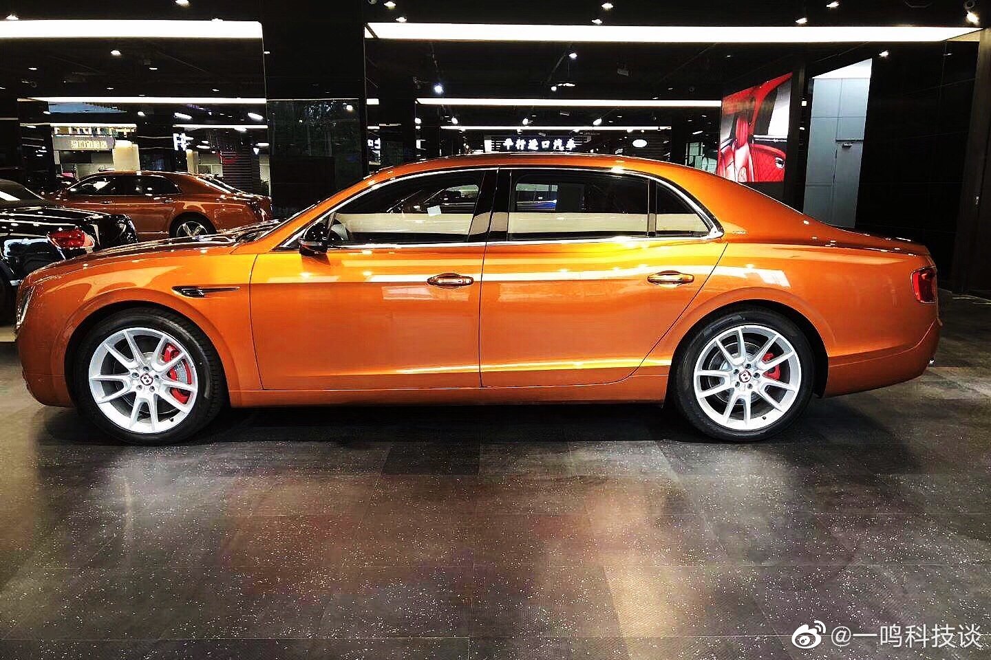 宾利飞驰V8S 火橙色/马鞍棕鲸黑双拼