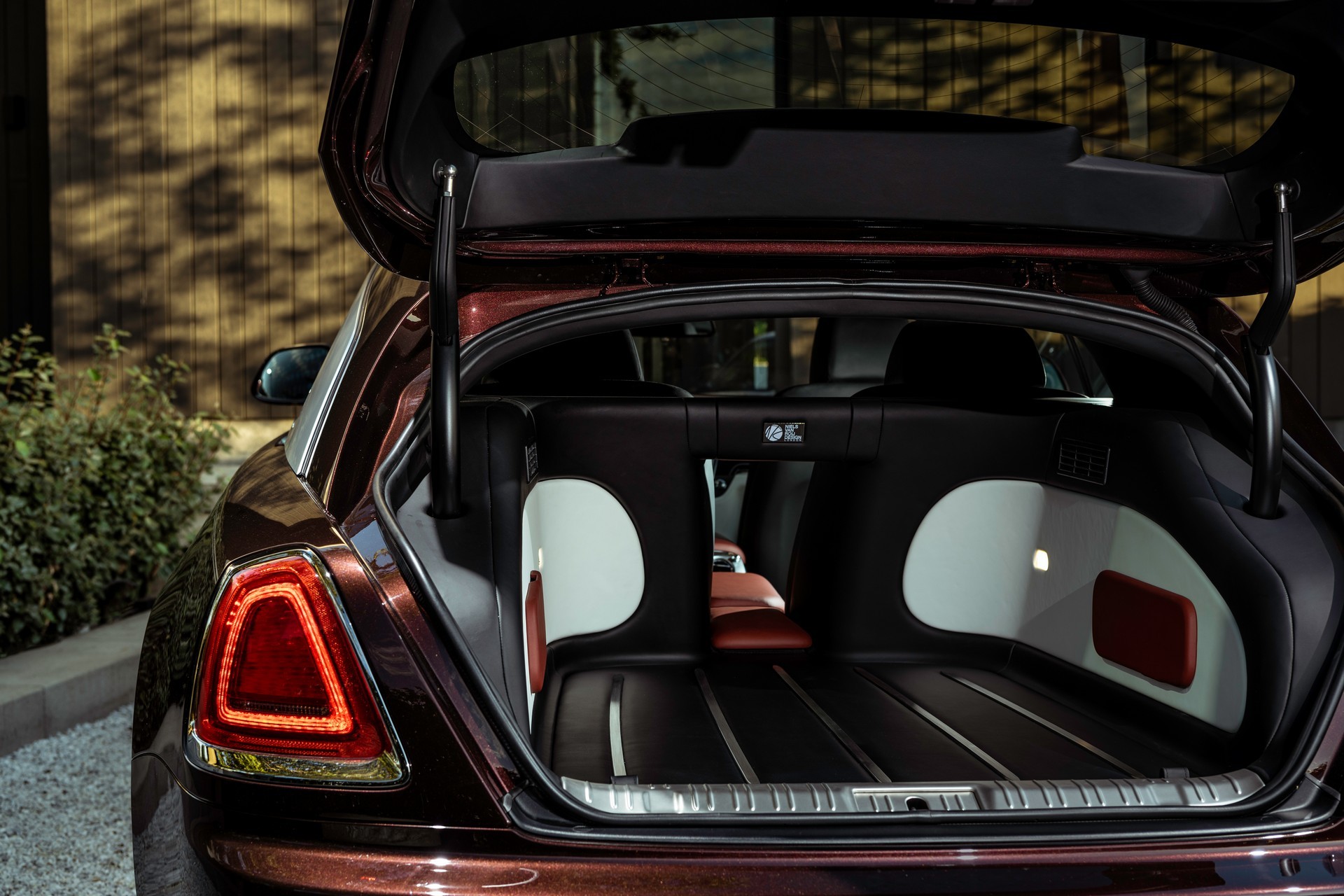 大家还记得之前那辆仅此一辆的基于Wraith劳斯莱斯猎装车吗