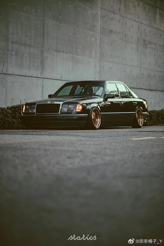 好看的汽车图片：奔驰W124 永不报废的经典