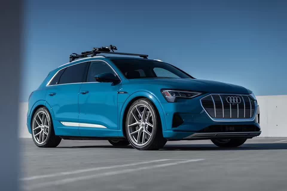 Audi E-Tron X HRE P101SC。换了换新鞋使它在视觉上更加的霸气