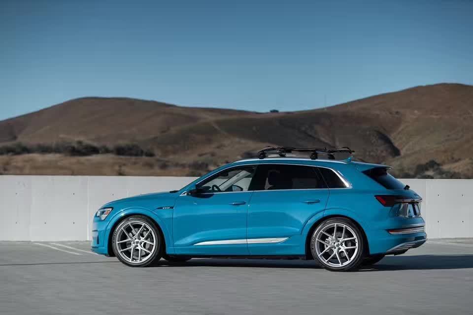 Audi E-Tron X HRE P101SC。换了换新鞋使它在视觉上更加的霸气