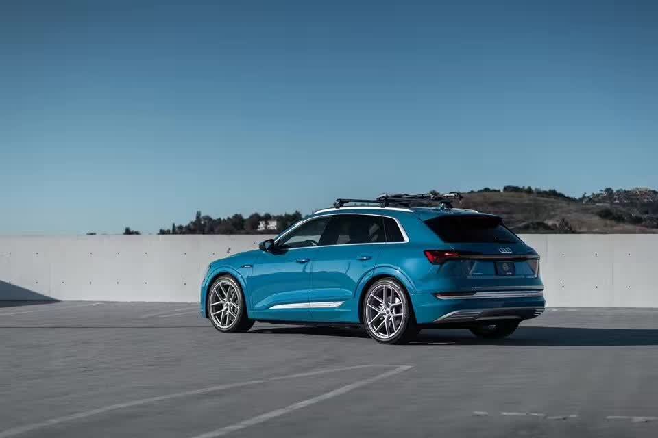 Audi E-Tron X HRE P101SC。换了换新鞋使它在视觉上更加的霸气