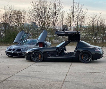 两台奔驰超跑 鸥翼门和蝴蝶门 鸥翼感觉更漂亮