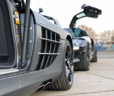 两台奔驰超跑 鸥翼门和蝴蝶门 鸥翼感觉更漂亮