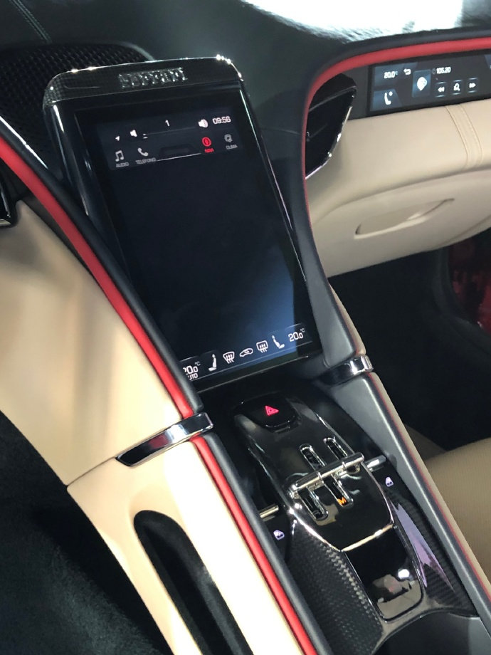 法拉利 Roma 开起来肯定很爽。