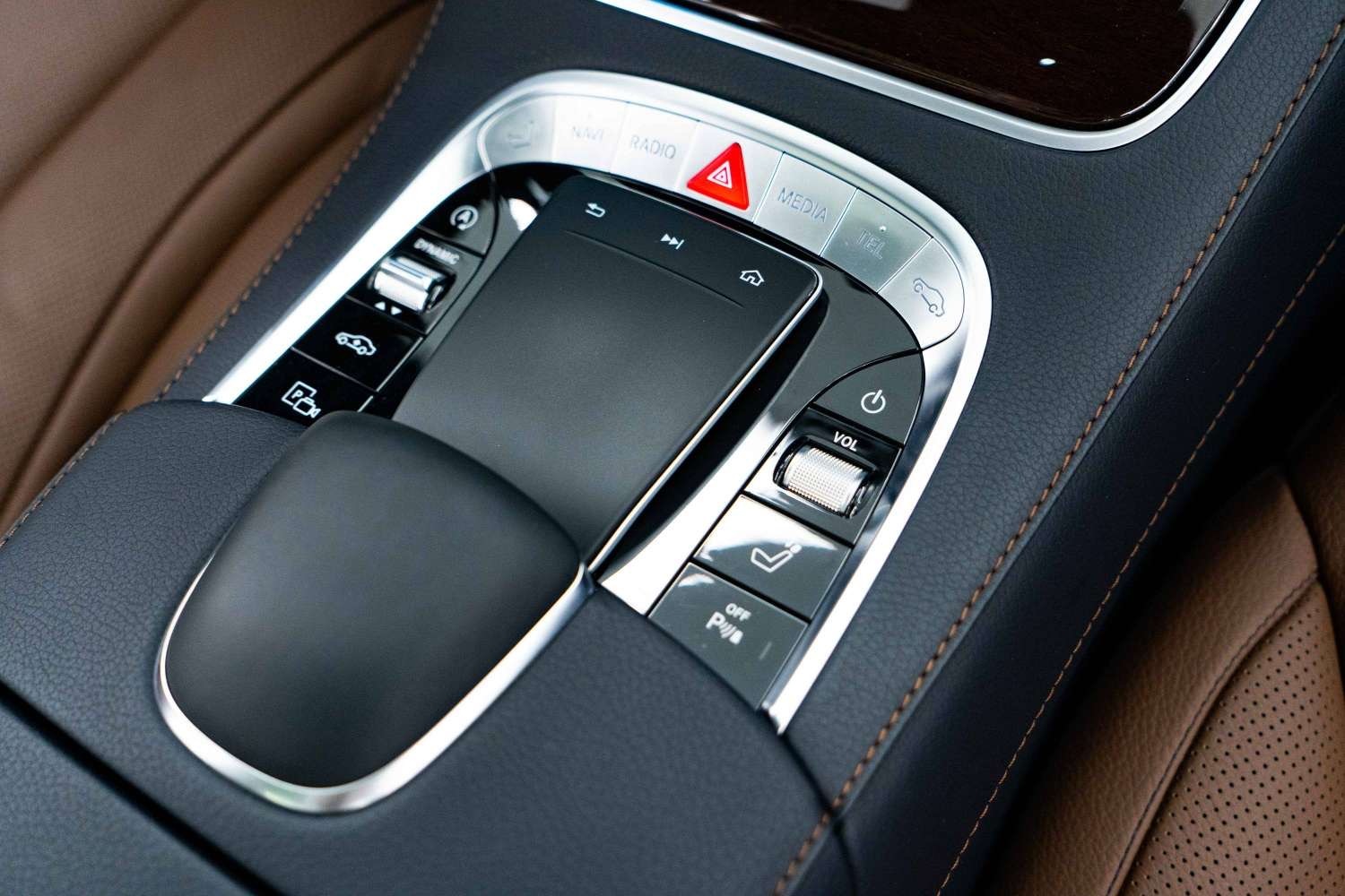 奔驰S320L欣赏一下，三道杠的大灯一直都比较好看